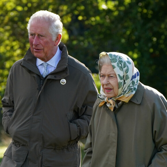 La reine Elizabeth II d'Angleterre et le prince Charles, prince de Galles, lancent le début de la saison de plantation officielle du Queen's Green Canopy (QGC) au domaine de Balmoral, Royaume Uni, le 1er octobre 2021. 