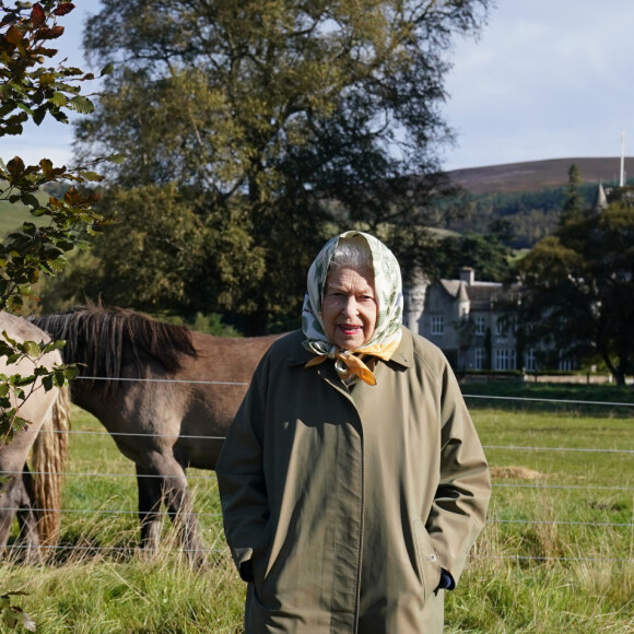 La reine Elizabeth II d'Angleterre et le prince Charles, prince de Galles, lancent le début de la saison de plantation officielle du Queen's Green Canopy (QGC) au domaine de Balmoral, Royaume Uni, le 1er octobre 2021. 