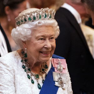 La reine Elizabeth II d'Angleterre reçoit les membres du corps diplomatique à Buckingham Palace, le 11 décembre 2019. 