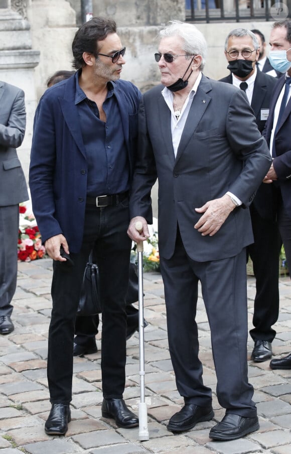 Pendant longtemps, le monstre sacré du cinéma a été installé dans un luxueux triplex situé dans le 16e arrondissement de Paris.
Alain Delon et son fils Anthony - Obsèques de Jean-Paul Belmondo en l'église Saint-Germain-des-Prés, à Paris le 10 septembre 2021. © Cyril Moreau / Bestimage