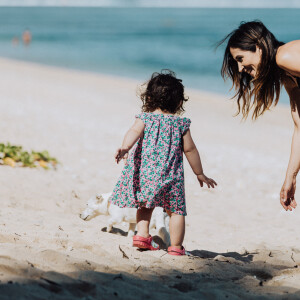 Exclusif - Fabienne Carat et sa fille Céleste profitent d'une journée à la plage sur l'île de la Réunion où Fabienne tourne un épisode de la série "Section de Recherches" le 8 juin 2023. © Jules Legros / Bestimage