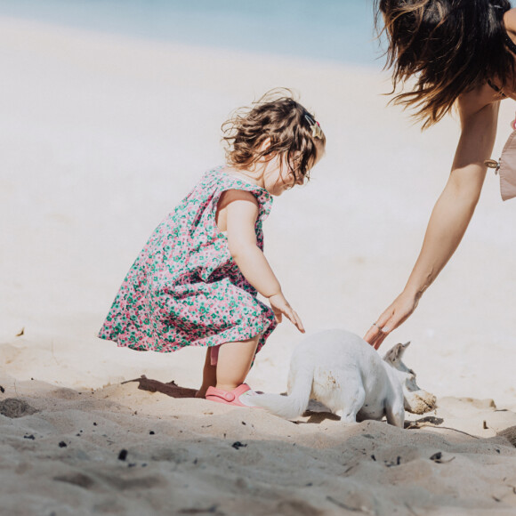 Exclusif - Fabienne Carat et sa fille Céleste profitent d'une journée à la plage sur l'île de la Réunion où Fabienne tourne un épisode de la série "Section de Recherches" le 8 juin 2023 © Jules Legros / Bestimage