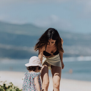 Exclusif - Fabienne Carat et sa fille Céleste profitent d'une journée à la plage sur l'île de la Réunion où Fabienne tourne un épisode de la série "Section de Recherches" le 8 juin 2023. © Jules Legros / Bestimage