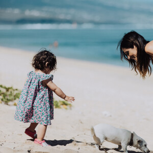 Exclusif - Fabienne Carat et sa fille Céleste profitent d'une journée à la plage sur l'île de la Réunion où Fabienne tourne un épisode de la série "Section de Recherches" le 8 juin 2023 © Jules Legros / Bestimage