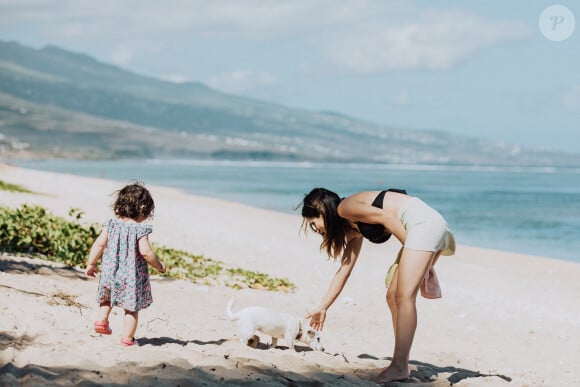 Exclusif - Fabienne Carat et sa fille Céleste profitent d'une journée à la plage sur l'île de la Réunion où Fabienne tourne un épisode de la série "Section de Recherches" le 8 juin 2023.  © Jules Legros / Bestimage