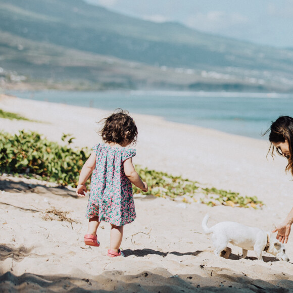 Exclusif - Fabienne Carat et sa fille Céleste profitent d'une journée à la plage sur l'île de la Réunion où Fabienne tourne un épisode de la série "Section de Recherches" le 8 juin 2023.  © Jules Legros / Bestimage