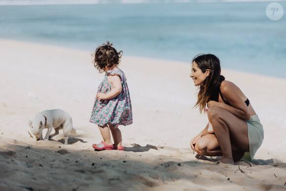 Exclusif - Fabienne Carat et sa fille Céleste profitent d'une journée à la plage sur l'île de la Réunion où Fabienne tourne un épisode de la série "Section de Recherches" le 8 juin 2023. © Jules Legros / Bestimage