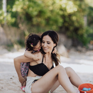 Exclusif - Fabienne Carat et sa fille Céleste profitent d'une journée à la plage sur l'île de la Réunion où Fabienne tourne un épisode de la série "Section de Recherches" le 8 juin 2023. © Jules Legros / Bestimage