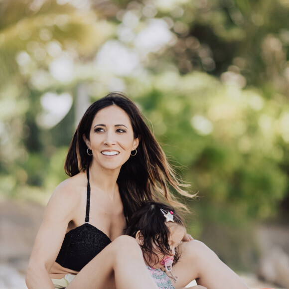 Exclusif - Fabienne Carat et sa fille Céleste profitent d'une journée à la plage sur l'île de la Réunion où Fabienne tourne un épisode de la série "Section de Recherches" le 8 juin 2023. © Jules Legros / Bestimage