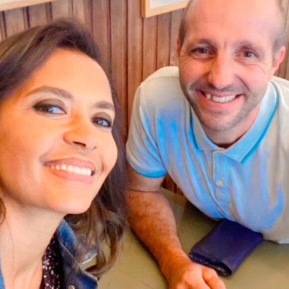 Aux commandes, Karine Le Marchand qui accompagne avec brio les agriculteurs en quête du grand amour
Laurent de "L'amour est dans le pré" avec Karine Le Marchand sur Instagram.