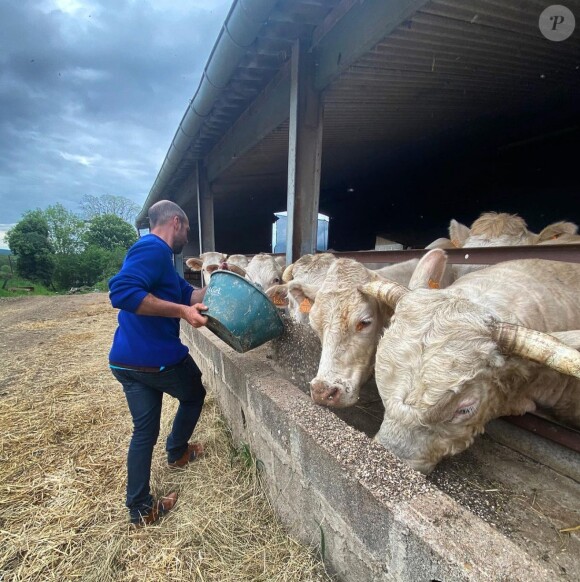 Laurent sur tous les fronts dans sa ferme, photo relayée sur Instagram.