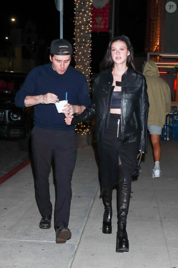 Exclusif - Brooklyn Beckham et sa femme Nicola Peltz vont s'acheter des glaces au yaourt grec à Beverly Hills le 12 novembre 2022.