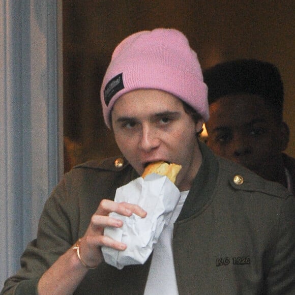 
Exclusif - Brooklyn Beckham mange un sandwich alors qu'il passe son après-midi avec des amis à Londres. Le 2 février 2017