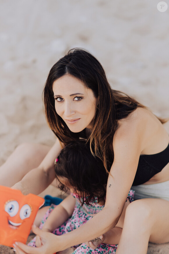 "Je suis une éternelle complexée. Je suis dysmorphophobique", a-t-elle révélé.
Exclusif - Fabienne Carat et sa fille Céleste profitent d'une journée à la plage sur l'île de la Réunion où Fabienne tourne un épisode de la série "Section de Recherches" le 8 juin 2023. (interview possible) © Jules Legros / Bestimage