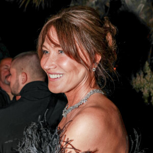 Carla Bruni arrive à la cérémonie du remise du Trophée Chopard au Carlton Beach à Cannes, lors du 76ème Festival International du Film de Cannes, le 19 mai 2023. 