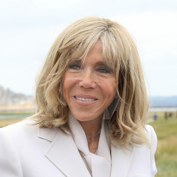 Brigitte Macron, sosie d'une ancienne animatrice télé ?
La première dame, Brigitte Macron visite le Mont Saint Michel, Normandie, dans le cadre des célébrations pour la réintégration des États-Unis dans l'Unesco. © Stéphane Lemouton / Bestimage