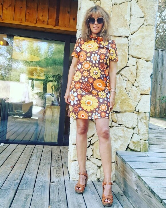 Sur le compte de Sandrine Quétier plus précisément, qui a publié ce mercredi 2 août un cliché dans un look 70's.
Sandrine Quétier sur Instagram.