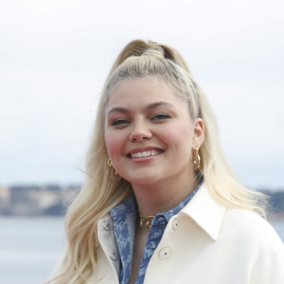 Louane Emera - Photocall de la série "Visions" lors de la 5ème saison du festival International des Séries "Canneseries" à Cannes, France, le 3 avril 2022.
