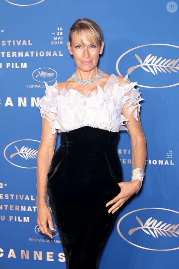 Estelle Lefébure (robe Yanina Couture) - Photocall du dîner d'ouverture du 72ème Festival International du Film de Cannes, le 14 mai 2019.