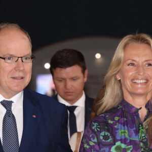 Outre les vacances, le mannequin n'hésite pas à communiquer non plus sur les belles actions qu'elle mène au quotidien. Cette année, elle a, par exemple, été choisie comme marraine du concours "Oceano pour tous". Elle est apparue au côté du prince Albert II de Monaco lors de la remise des prix.
Le prince Albert II de Monaco, Estelle Lefébure (marraine de l'édition) lors de la cérémonie de remise de prix du concours pédagogique "Oceano pour Tous" au musée Océanographique de Monaco, le 13 juin 2023.