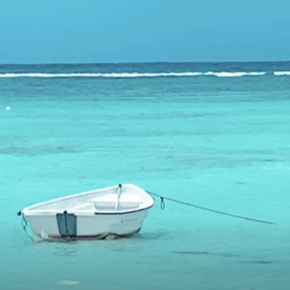 Et comme une fois n'est pas coutume, elle a publié en story une magnifique photo à la plage avec, en fond, une mer dans un splendide camaïeu de bleus.