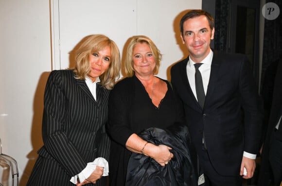 Brigitte Macron, Marina Carrère d'Encausse et Olivier Véran (Ministre des Solidarités et de la Santé) - Remise du prix "Fonds de dotation Line Renaud-Loulou Gasté" pour la recherche médicale à la Maison de la Recherche à Paris le 15 novembre 2021. © Coadic Guirec/Bestimage 