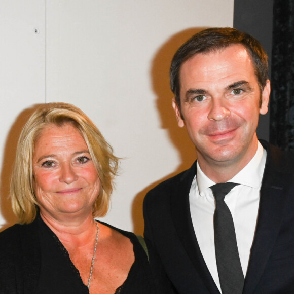 Brigitte Macron, Marina Carrère d'Encausse et Olivier Véran (Ministre des Solidarités et de la Santé) - Remise du prix "Fonds de dotation Line Renaud-Loulou Gasté" pour la recherche médicale à la Maison de la Recherche à Paris le 15 novembre 2021. © Coadic Guirec/Bestimage 