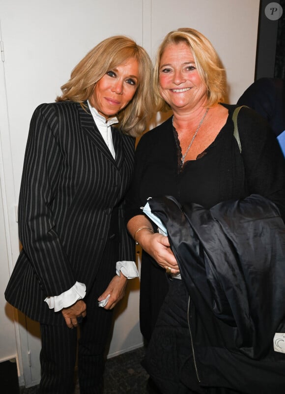 Brigitte Macron et Marina Carrère d'Encausse - Remise du prix "Fonds de dotation Line Renaud-Loulou Gasté" pour la recherche médicale à la Maison de la Recherche à Paris le 15 novembre 2021. © Coadic Guirec/Bestimage 