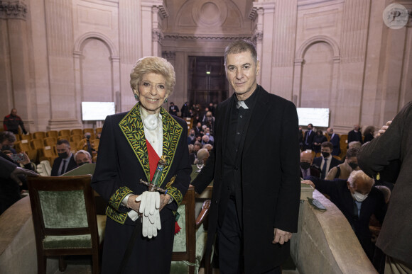 Exclusif - Hélène Carrère d'Encausse, Secrétaire perpétuel de l'Académie française et Etienne Daho lors de la remise de la Grande Médaille Française de la chanson française de l'Académie Française à E.Daho à Paris, France, le 2 décembre 2021. © Olivier Borde/Bestimage 