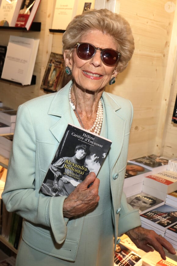 Hélène Carrère d'Encausse lors du festival du livre Paris 2022 au Grand Palais Ephémère le 23 avril 2022. © Cédric Perrin / Bestimage 