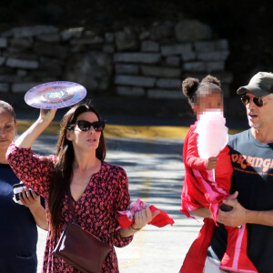 Exclusif - Sandra Bullock avec son compagnon Bryan Randall et leurs enfants Louis et Laila se promènent à Los Angeles le 22 octobre 2017.