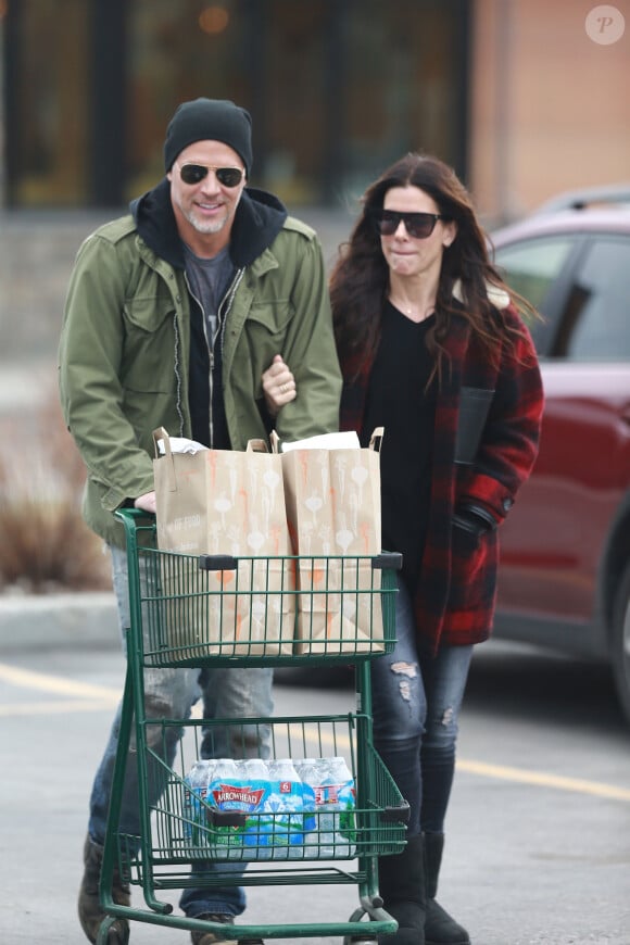 Exclusif - Sandra Bullock fait du shopping avec son nouveau compagnon Bryan Randall à Jackson à Wyoming, le 31 mars 2017