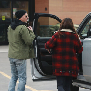Exclusif - Sandra Bullock fait du shopping avec son compagnon Bryan Randall à Jackson à Wyoming, le 31 mars 2017