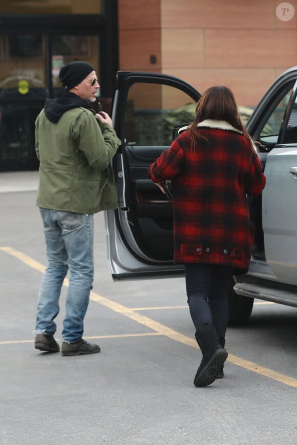 Exclusif - Sandra Bullock fait du shopping avec son compagnon Bryan Randall à Jackson à Wyoming, le 31 mars 2017