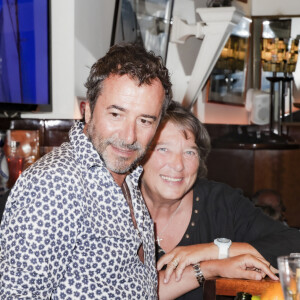 Exclusif - Bernard Montiel et Geneviève Walther lors du showcase de Marc Fichel à l'Hôtel Bar Le Sube à Saint-Tropez le 7 août 2023. © Jack Tribeca / Bestimage