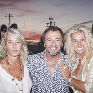 Exclusif - Caroline Gotti, Bernard Montiel, Caroline Margeridon lors du showcase de Marc Fichel à l'Hôtel Bar Le Sube à Saint-Tropez le 7 août 2023. © Jack Tribeca / Bestimage