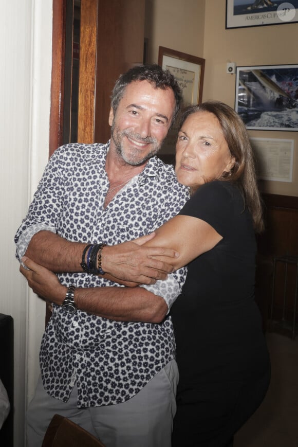 Exclusif - Bernard Montiel, Béatrice Mangin lors du showcase de Marc Fichel à l'Hôtel Bar Le Sube à Saint-Tropez le 7 août 2023. © Jack Tribeca / Bestimage