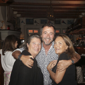 L'animateur s'est également affiché auprès de Geneviève Walther, Maguy Trojman, Grace de Capitani, Béatrice Mangin ou encore Pascale Perez. 
Exclusif - Geneviève Walther, Bernard Montiel, Béatrice Mangin lors du showcase de Marc Fichel à l'Hôtel Bar Le Sube à Saint-Tropez le 7 août 2023. © Jack Tribeca / Bestimage