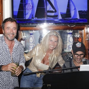 Sur place, elle y a également retrouvé Bernard Montiel.
Exclusif - Bernard Montiel, Caroline Margeridon, Marc Fichel lors du showcase de Marc Fichel à l'Hôtel Bar Le Sube à Saint-Tropez le 7 août 2023. © Jack Tribeca / Bestimage