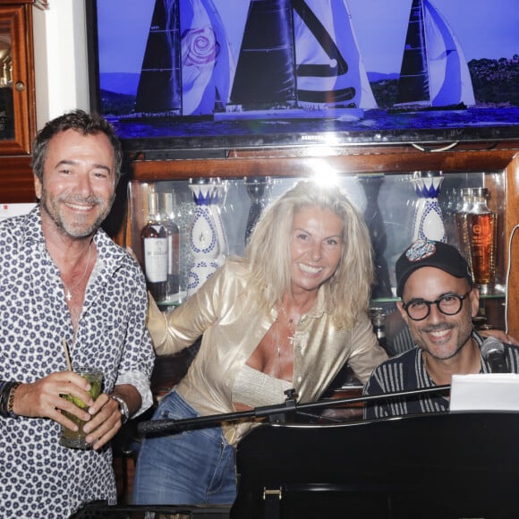 Exclusif - Bernard Montiel, Caroline Margeridon, Marc Fichel lors du showcase de Marc Fichel à l'Hôtel Bar Le Sube à Saint-Tropez le 7 août 2023. © Jack Tribeca / Bestimage