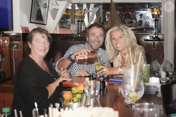 Exclusif - Bernard Montiel, Caroline Margeridon et Geneviève Walther lors du showcase de Marc Fichel à l'Hôtel Bar Le Sube à Saint-Tropez le 7 août 2023. © Jack Tribeca / Bestimage