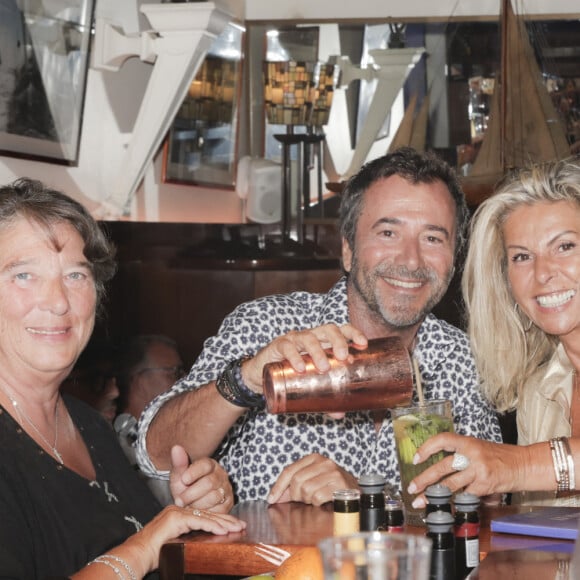 Exclusif - Bernard Montiel, Caroline Margeridon et Geneviève Walther lors du showcase de Marc Fichel à l'Hôtel Bar Le Sube à Saint-Tropez le 7 août 2023. © Jack Tribeca / Bestimage