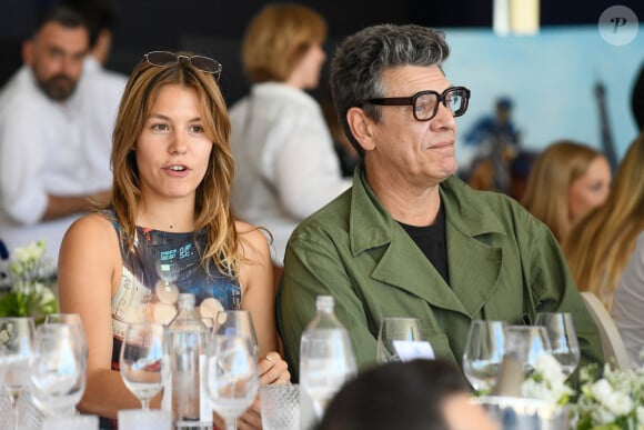 Exclusif - Yasmine Lavoine et son père Marc Lavoine dans l'Espace VIP lors de la 9e édition du "Longines Paris Eiffel Jumping" au Champ de Mars à Paris, le 24 juin 2024. © Perusseau-Veeren/Bestimage