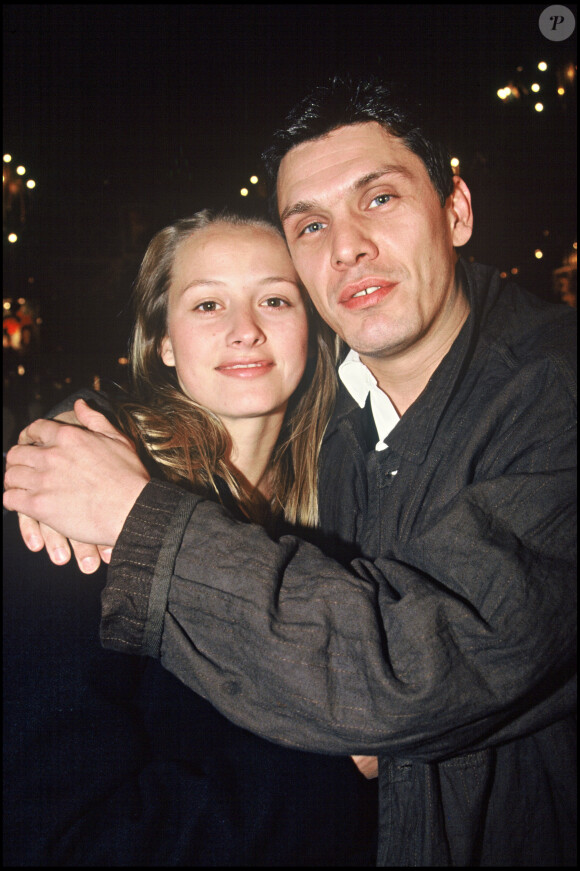 "Cette histoire est conne, mais c'est notre histoire. Une histoire qui a mis du temps à se terminer. On ne claque pas une porte comme ça."
Archives - Marc Lavoine et Sarah Poniatowski lors d'une soirée à Paris en 1994.