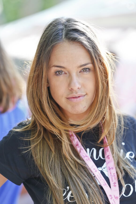 Sur la photo, on peut la voir aux côtés de sa mère et de sa grand-mère.
Vanessa Lawrens - Arrivée du 15ème Rallye des Princesses à Saint-Tropez