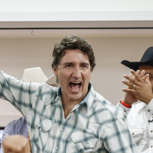 Le premier ministre canadien avait même "flirté sans grande conviction" avec sa future épouse en 2003 avant de la "ghoster", c'est à dire d'ignorer tous ses mails.
Justin Trudeau et Elliot Weinstein à Calgary. Le 7 juillet 2023. © Jeff Mcintosh/The Canadian Press via ZUMA Press / Bestimage