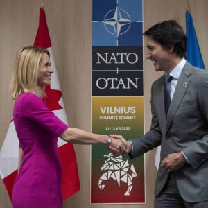 Justin Trudeau serre la main de Kaja Kallas à Vilnius. Le 11 juillet 2023. © Adrian Wyld/The Canadian Press via ZUMA Press / Bestimage