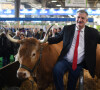 Quelques jours avant le début de la diffusion, l'homme politique avait cependant fait une grosse boulette.
Jean Lassalle assiste à la 59ème édition du salon de l'agriculture au parc des expositions de la porte de Versailles à Paris, France, le 2 mars 2023. © Lionel Urman/Bestimage