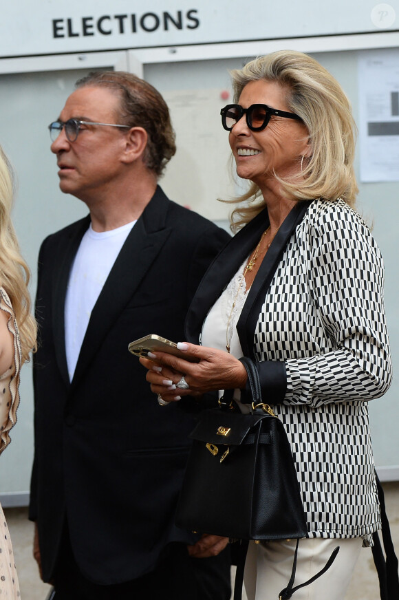 Caroline Margeridon et son compagnon - Mariage de Claude Lelouch à la mairie du 18ème à Paris. Le 17 juin 2023