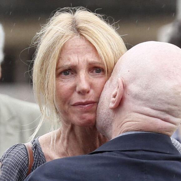 Elle a eu droit à un ultime hommage le 11 août suivant, lors d'une cérémonie d'obsèques organisée au crématorium du cimetière du Père-Lachaise.
Sandrine Kiberlain, Pascal Bonitzer - Obsèques de Sophie Fillières au crématorium du cimetière du Père-Lachaise à Paris, le 11 août 2023.